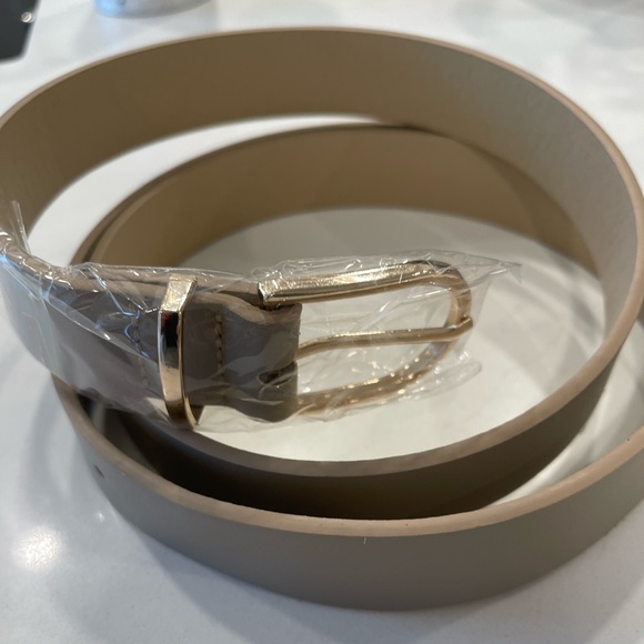 Nude/cream color belt with gold buckle - Picture 1 of 3